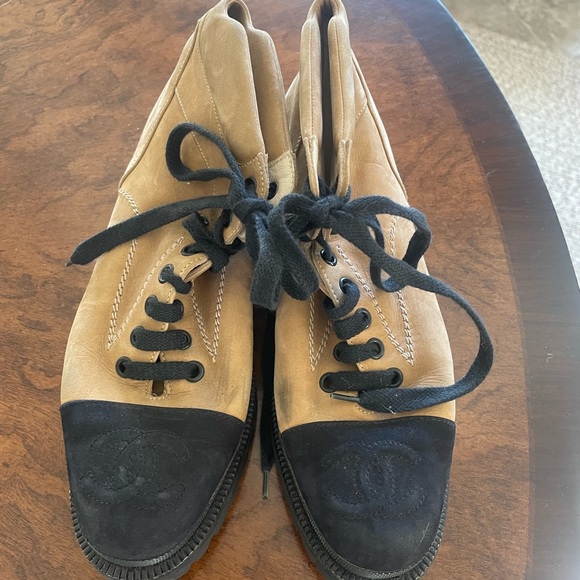 CHANEL beige/black suede bootie - Picture 2 of 14